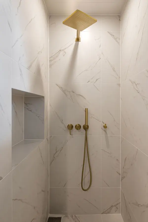 골드 레인샤워가 빛나는 대리석 프리미엄 샤워룸